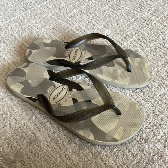 Like NEW Havaianas Gray Camo Flip Flops, Thongs, Grey Havaianas, size 6 - Picture 7 of 10